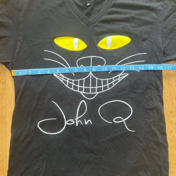 John Q Cheshire Cat Graphic V-Neck - Picture 3 of 5